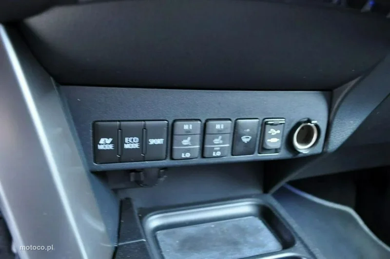 Toyota RAV 4 XA40 17