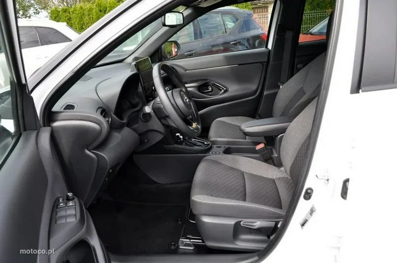 Toyota Yaris XP210 17
