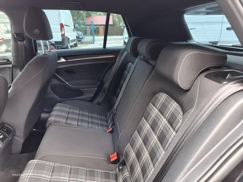 Volkswagen Golf VII 28
