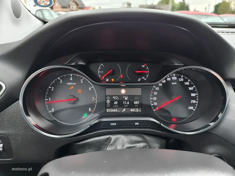 Opel Crossland I 8