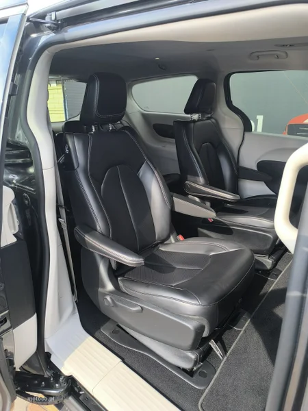 Chrysler Pacifica 30