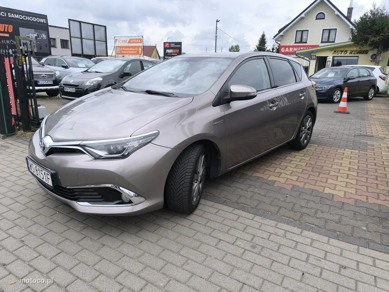 Toyota Auris E180 11