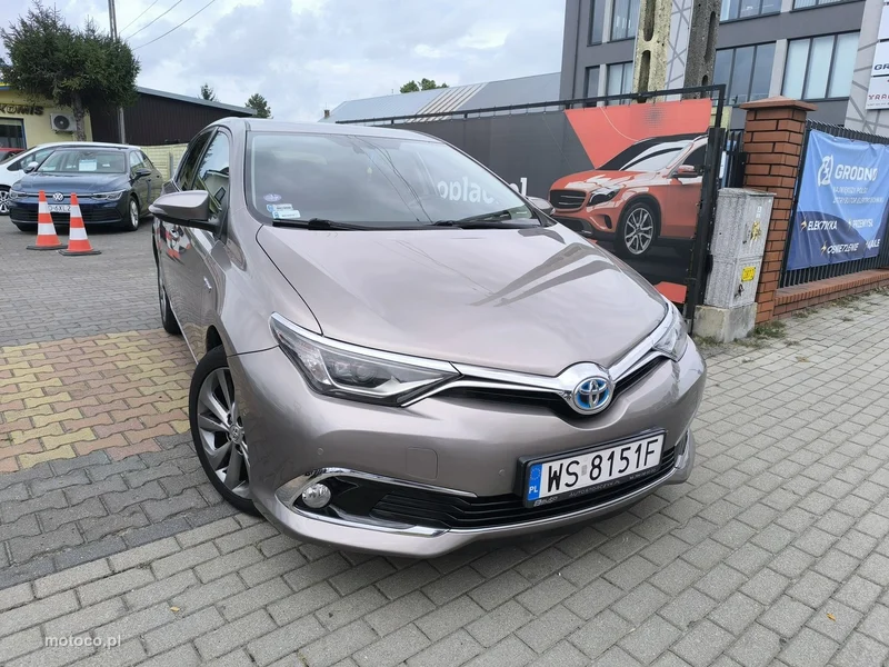 Toyota Auris E180 13