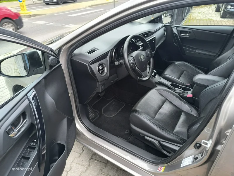 Toyota Auris E180 14