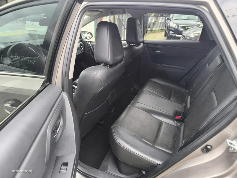 Toyota Auris E180 19