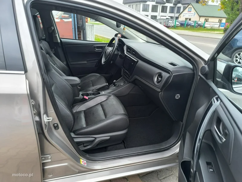 Toyota Auris E180 21