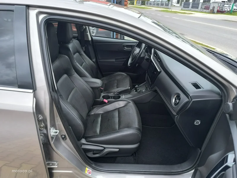Toyota Auris E180 24