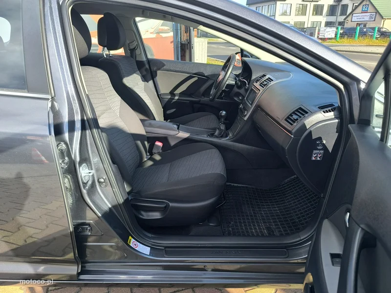 Toyota Avensis T27 21