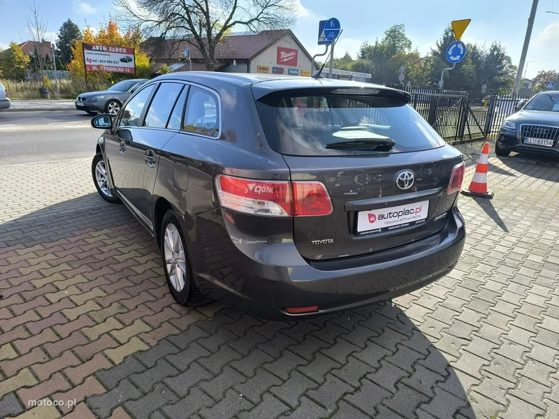 Toyota Avensis T27 6