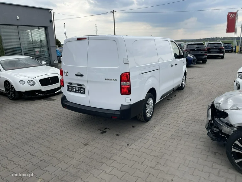 Toyota ProAce 9