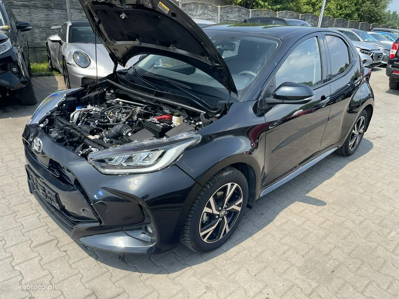 Toyota Yaris XP210 5