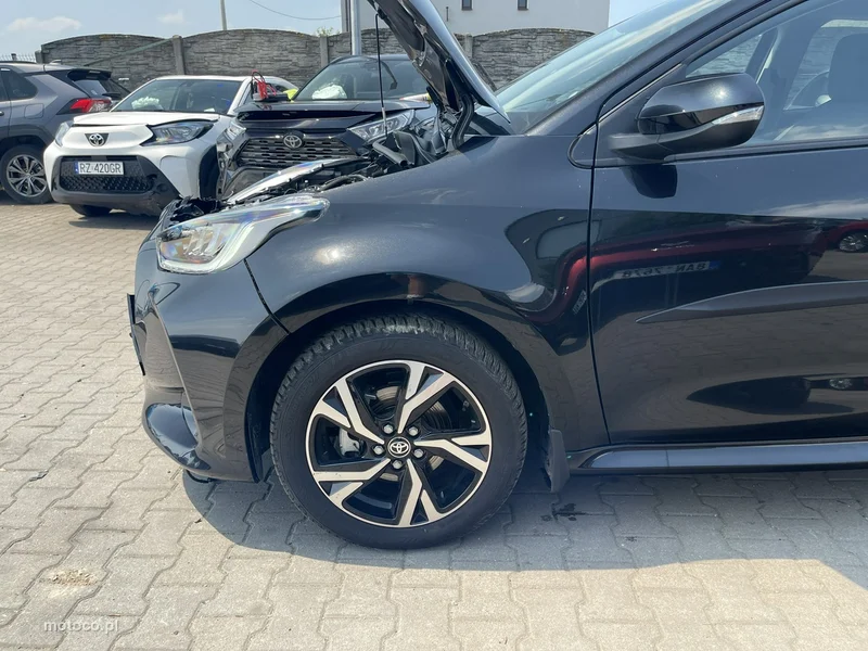 Toyota Yaris XP210 6