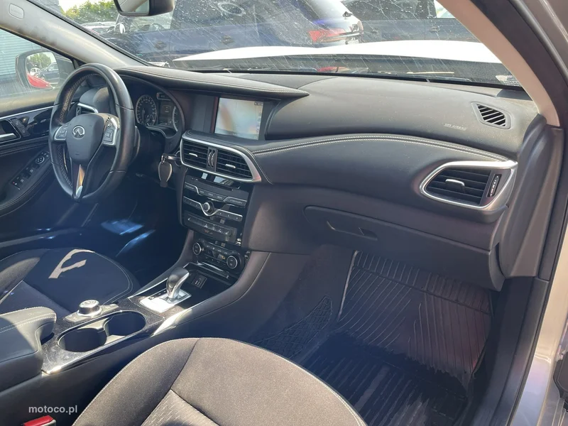 Infiniti Q30 11