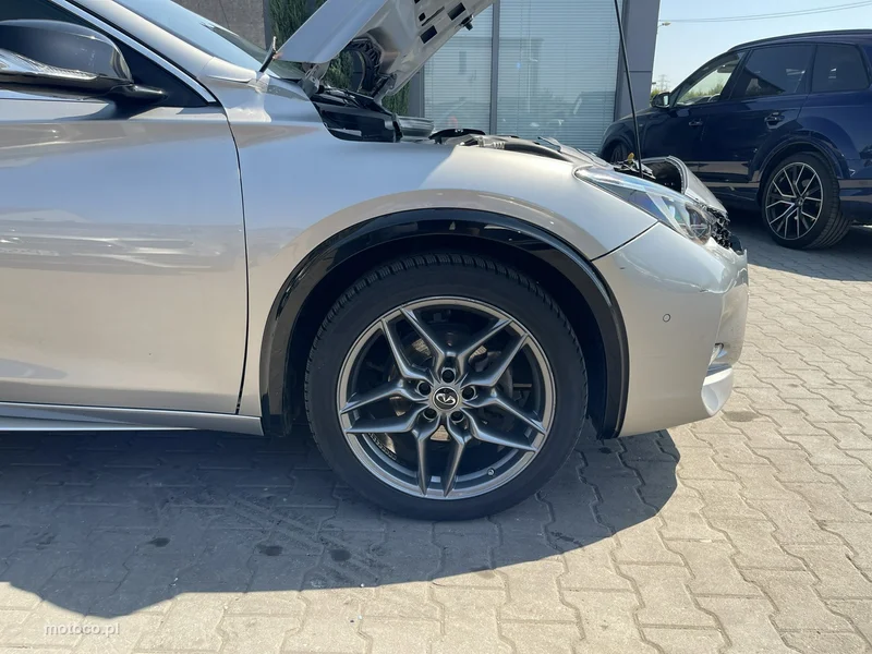 Infiniti Q30 4