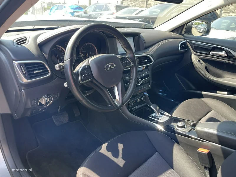 Infiniti Q30 8