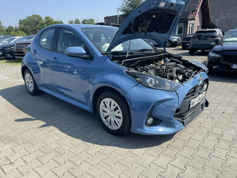 Toyota Yaris XP210 3
