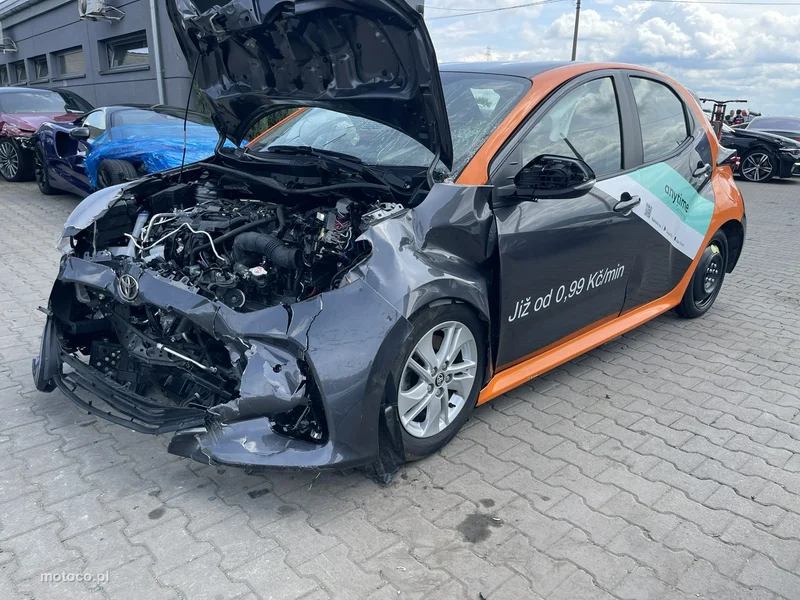 Toyota Yaris XP210 3