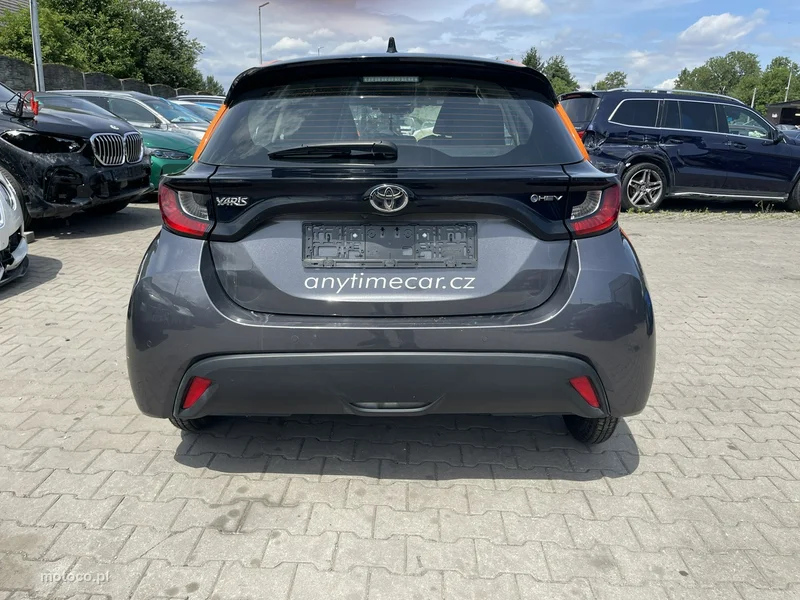 Toyota Yaris XP210 5