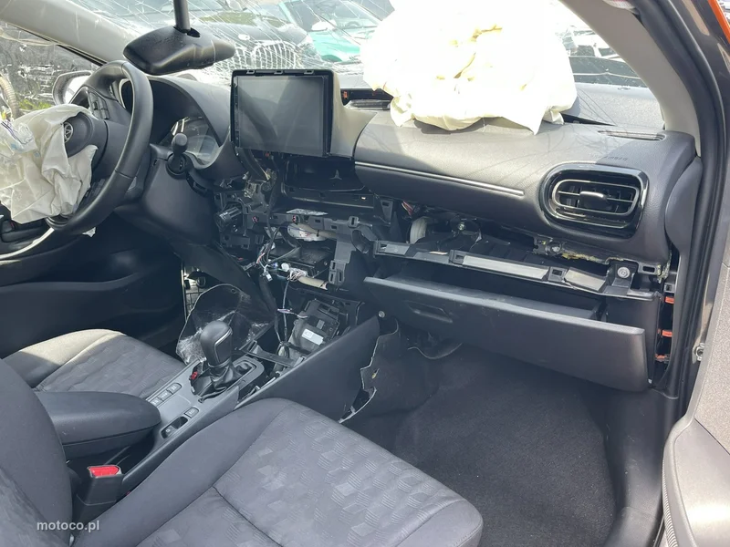 Toyota Yaris XP210 9