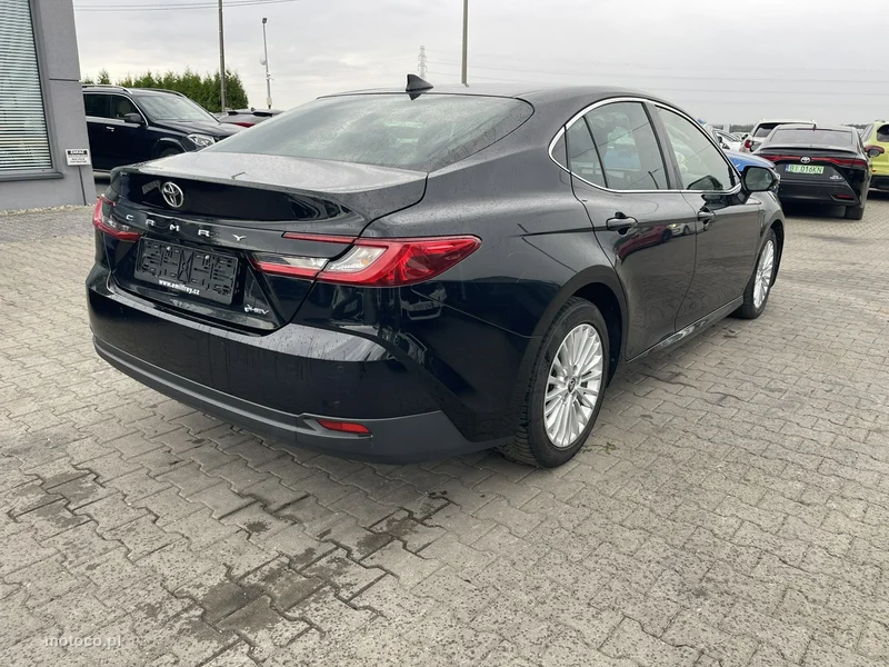 Toyota Camry XV70 3