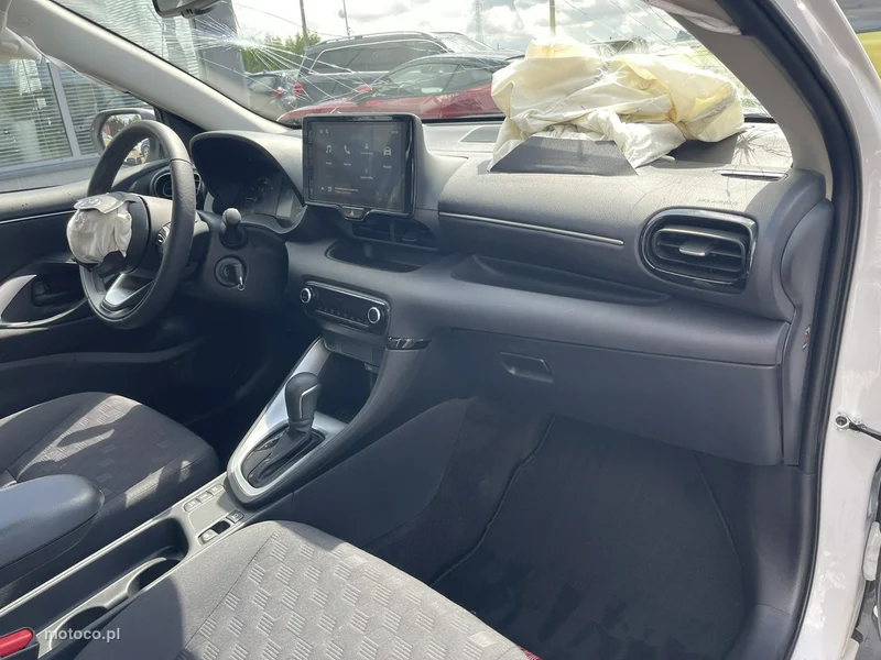 Toyota Yaris XP210 9
