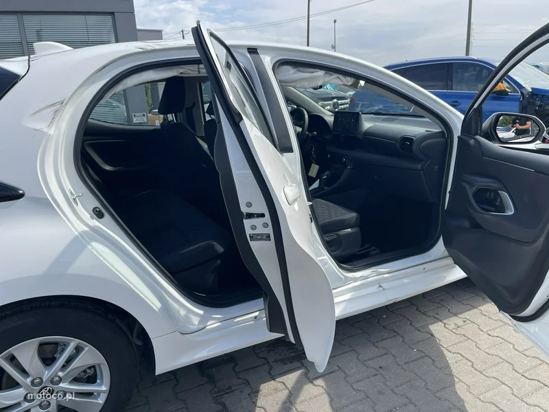 Toyota Yaris XP210 5