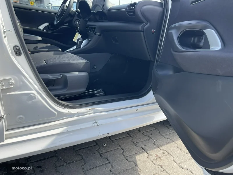 Toyota Yaris XP210 6