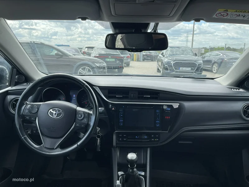 Toyota Auris E180 11