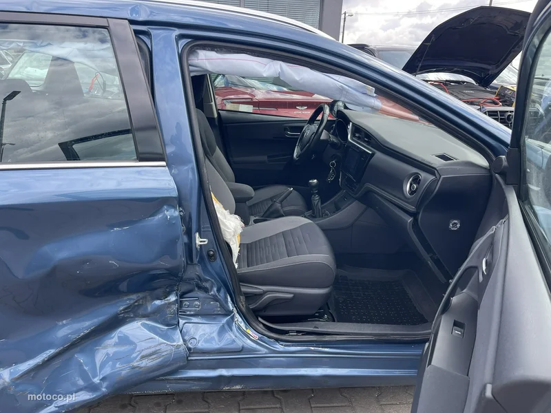 Toyota Auris E180 5