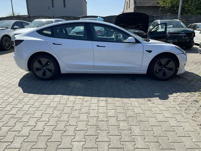 Tesla Model 3 4