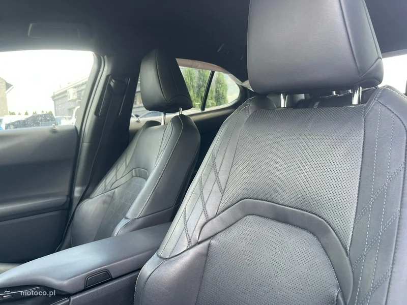 Lexus UX 12