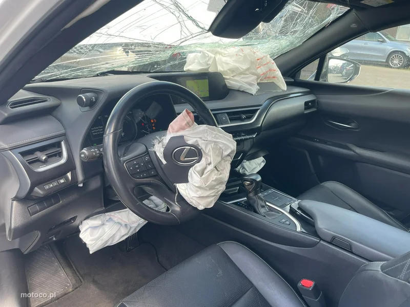 Lexus UX 8