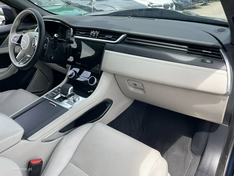 Jaguar F-Pace 11