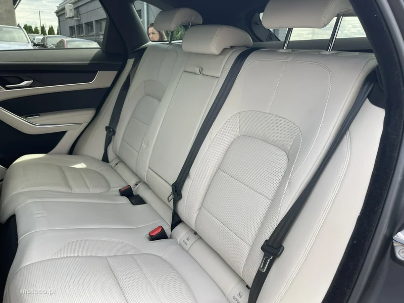 Jaguar F-Pace 13