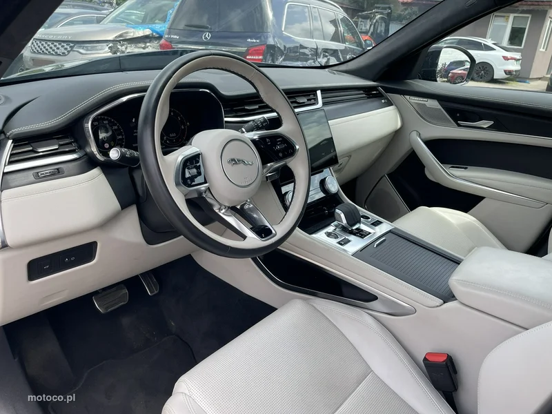 Jaguar F-Pace 8