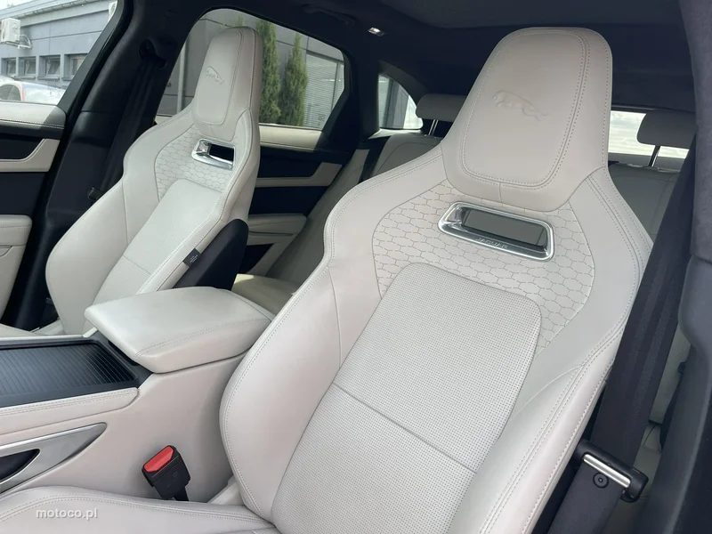 Jaguar F-Pace 9