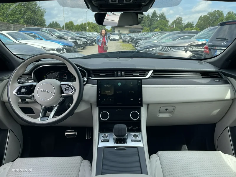 Jaguar F-Pace 10