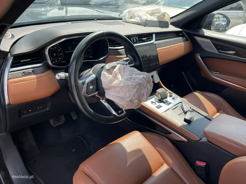 Jaguar F-Pace 8