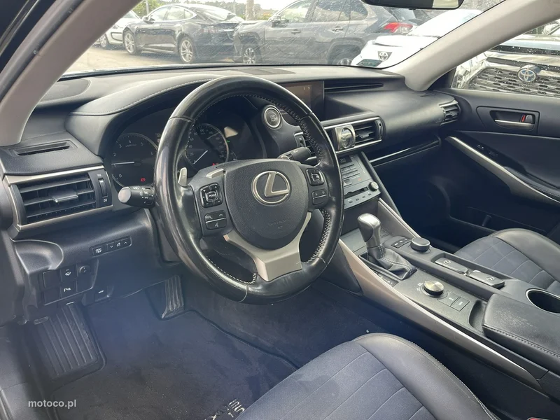 Lexus IS 9