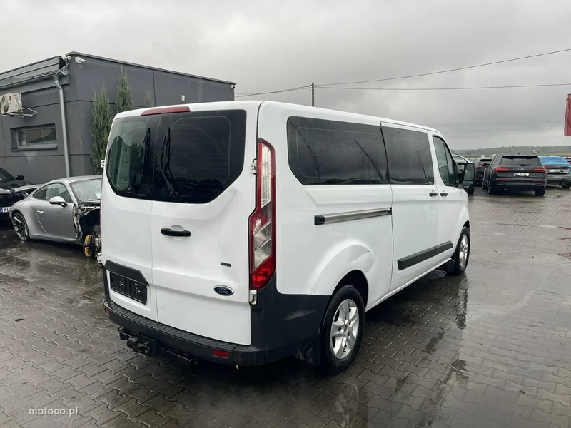 Ford Tourneo Custom 2