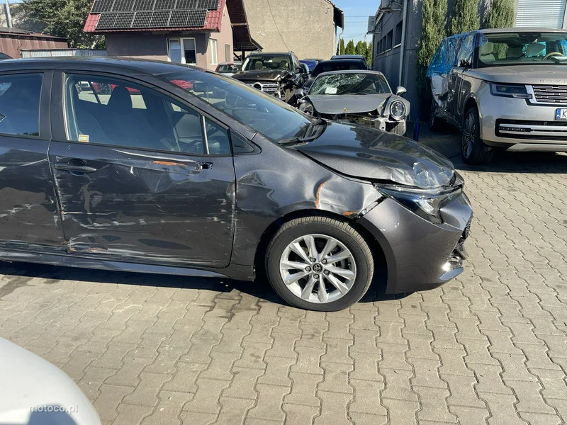 Toyota Corolla E210 5