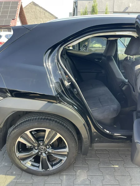 Lexus UX 6