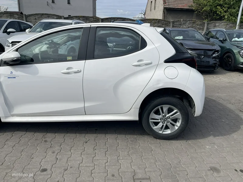 Toyota Yaris XP210 4