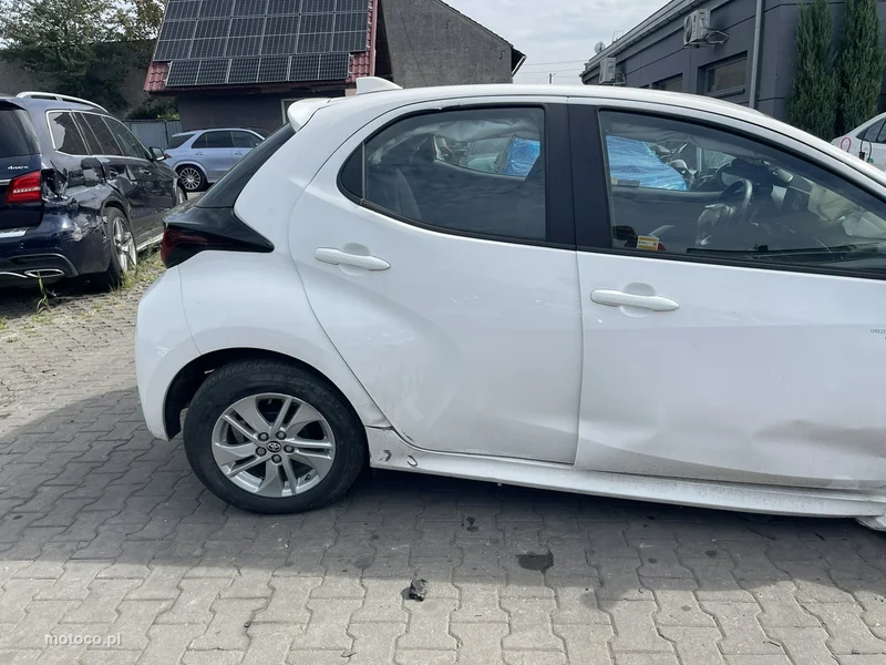 Toyota Yaris XP210 5