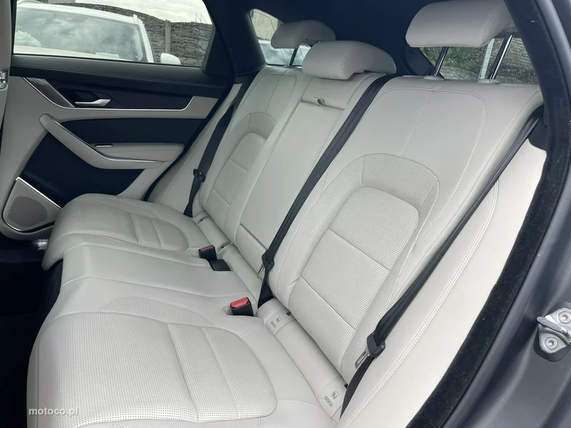 Jaguar F-Pace 13