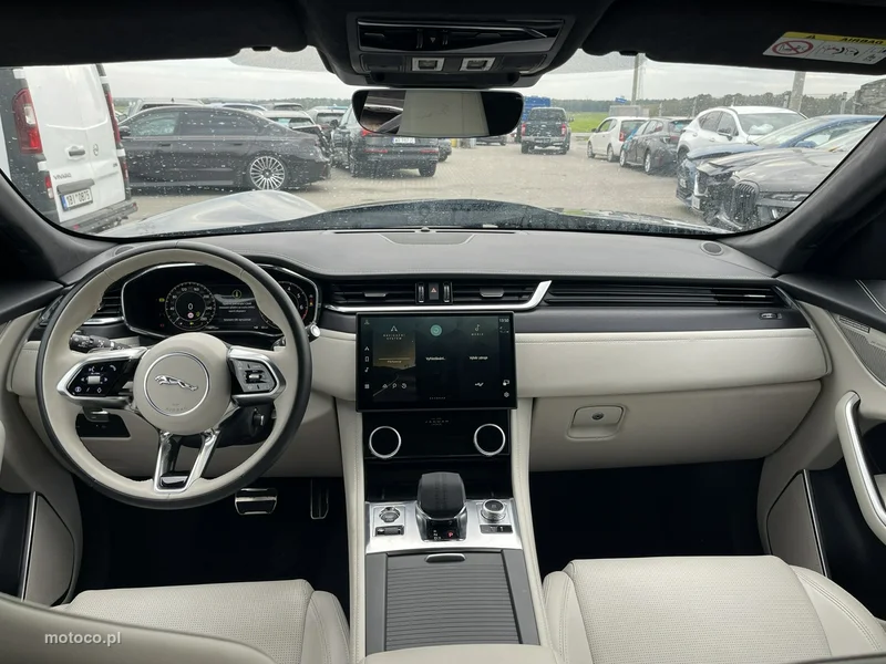 Jaguar F-Pace 9