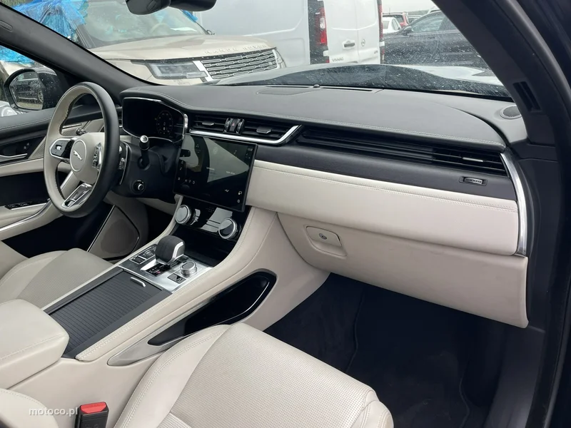 Jaguar F-Pace 10