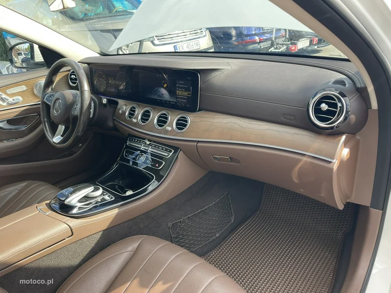Mercedes-Benz Klasa E W213 E 220 12