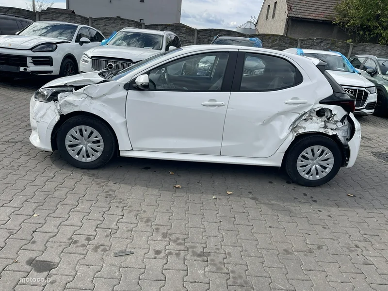 Toyota Yaris XP210 5