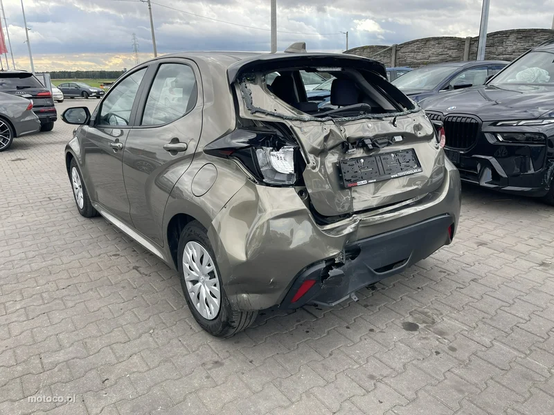 Toyota Yaris XP210 4